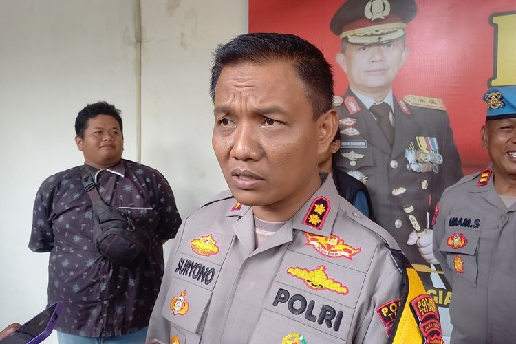 Kapolres Tuban, AKBP Suryono saat memberikan klarifikasi kabar yang beredar polisi membiarkan aksi pengeroyokan pelajar oleh pesilat di jalan raya Pakah- Rengel, Desa Sumberagung, Kecamatan Plumpang, Kabupaten Tuban, Jawa Timur.