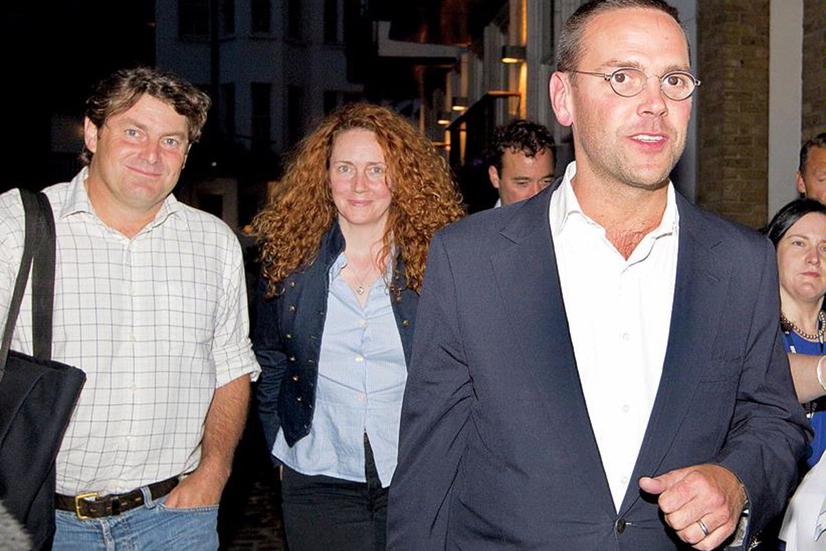 James Murdoch (kanan), pemimpin eksekutif News Corporation Eropa dan Asia, bersama Rebekah Brooks (tengah), pemimpin eksekutif News International,  dan suaminya, Charlie Brooks (kiri), meninggalkan hotel di pusat kota London, Minggu (10/7). Hari itu, tabloid News of the World menerbitkan edisi terakhir setelah skandal penyadapan telepon.
