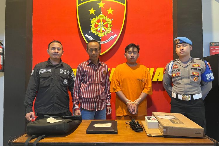 Tersangka pencuri laptop dan HP milik kedua teman kontrakannya sendiri, Muhammad Fery Arifianto (berbaju tahanan) di Mapolresta Malang Kota, Jumat (26/4/2024). 