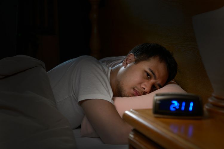 Gejala insomnia termasuk sulit tertidur meski tubuh lelah dan sulit kembali tidur ketika terbangun di malam hari.