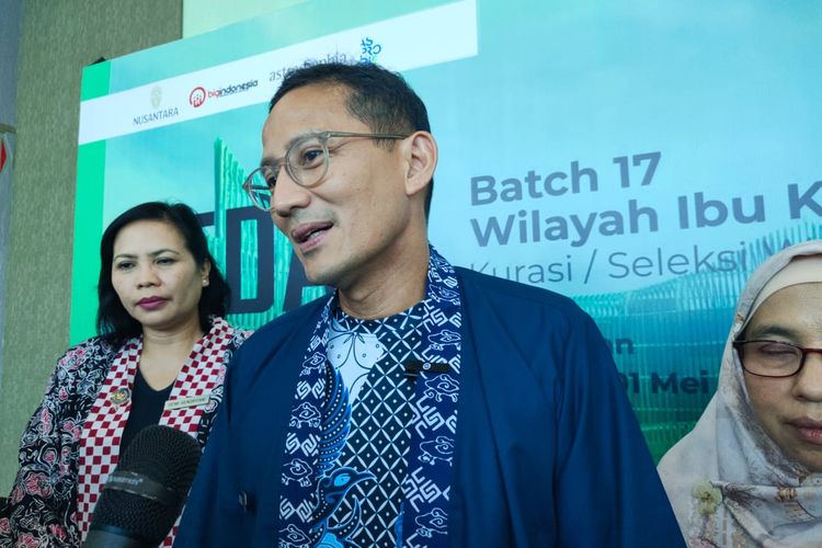 Menteri Pariwisata dan Ekonomi Kreatif (Menparekraf) Sandiaga Salahuddin Uno usai acara Bedah Desain Kemasan (Bedakan) dalam kegiatan kurasi kemasan UMKM Ibu Kota Nusantara (IKN), Balikpapan, Selasa (30/4/2024).