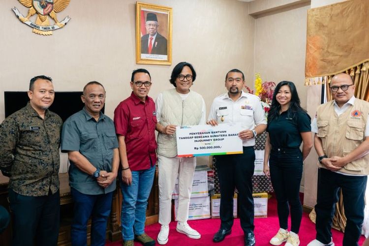 Penyerahan bantuan secara simbolis oleh Direktur Utama InJourney Dony Oskaria, kepada Wagub Sumbar Audy Joinaldy di VVIP Room Bandara Internasional Minangkabau, Sumatera Barat, Rabu (15/5/2024).