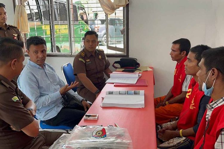 Tiga tersangka tindak pidana penyelundupan imigran Rohingya di Kantor Kejari Aceh Besar di Aceh Besar. 