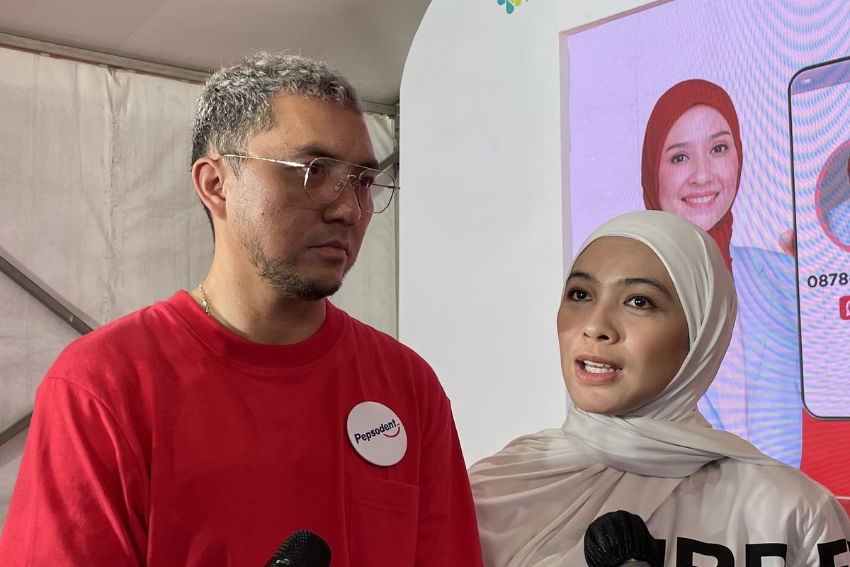 Pasangan artis Ananda Omesh dan Dian Ayu saat ditemui usai acara salah satu produk pasta gigi, di kawasan Benhil, Jakarta Pusat, Senin (20/3/2023).
