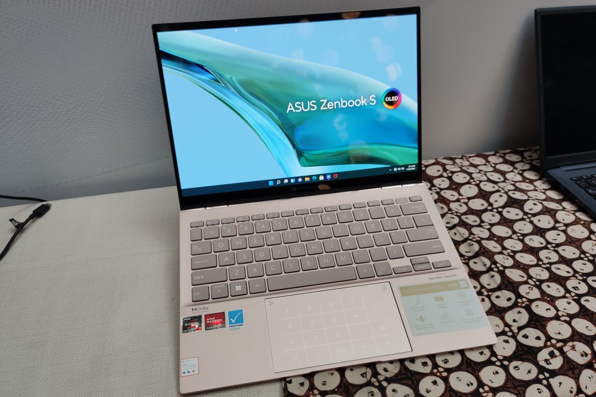 Asus ZenBook S 13 OLED (UM5302) resmi dipasarkan di Indonesia dengan harga Rp 20,2 juta. Laptop berukuran 13,3 inci dengan layar OLED ini memiliki bobot sangat ringan, 1,1 kg.