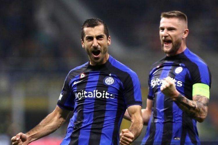 Hasil Inter Vs Viktoria Plzen: Henrikh Mkhitaryan (kiri) merayakan golnya bersama Milan Skriniar (kanan) pada laga Grup C Liga Champions yang mempertemukan Inter Milan vs Viktoria Plzen, Rabu (26/10/2022) waktu setempat. Terkini, Inter Milan akan menjamu FC Porto untuk melakoni laga leg pertama babak 16 besar Liga Champions di Stadion Giuseppe Meazza, Kamis (23/2/2023) dini hari WIB.