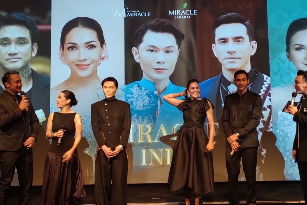 Para artis yang terdiri dari Tora Sudiro, Mieke Amalia, Philips Kwok, Donna Agnesia, dan Darius Sinathrya, menjalani pembentukan wajah dengan teknik AI Face Reshaping di Miracle Aesthetic Clinic.

