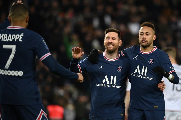 Penyerang PSG, Lionel Messi, melakukan perayaan bersama Neymar dan Kylian Mbappe usai menjebol gawang Lorient dalam laga Liga Perancis 2021-2022 di Stadion Parc des Princes, 3 April 2022.