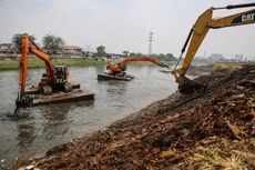 Cegah Banjir, SDA Kelapa Gading Keruk Lumpur hingga Pelihara Mesin Pompa Air