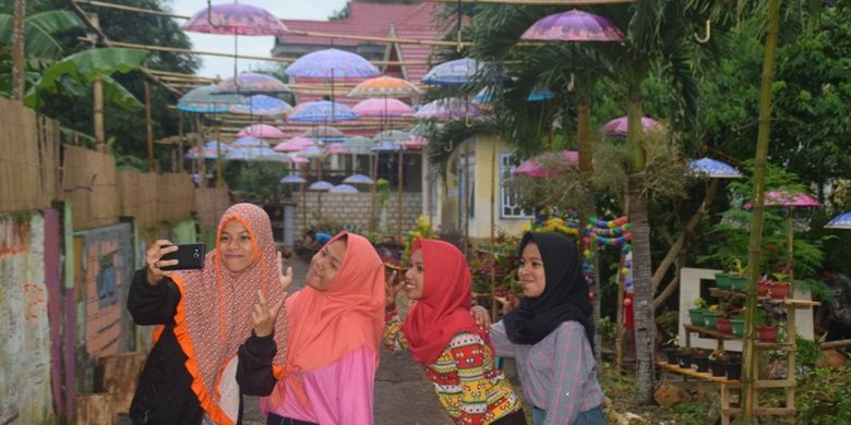 Warga  datang berkunjung ke lorong Kampung Bugi, Kecamatan Sorawolio, Kota Baubau, Sulawesi Tenggara, Senin (28/1/2019).