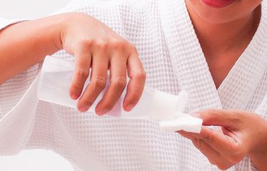 Benarkah Kulit Wajah Perih Tanda Skincare Mengandung Merkuri? Ini ...