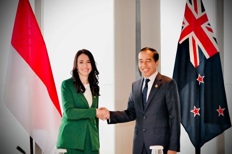 Presiden Joko Widodo saat melakukan pertemuan bilateral dengan Perdana Menteri Selandia Baru Jacinda Ardern di Hotel Kimpton Maa-Lai, Bangkok, Jumat (18/11/2022).