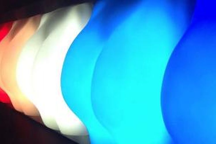 Lampu karya Joseph Begley memiliki beberapa pilihan warna yang menerangi ruangan dengan lembut. Tersedia dalam delapan warna, Joseph Begley ingin lampu buatannya memberikan kejutan dan keseruan dalam kegiatan sehari-hari.