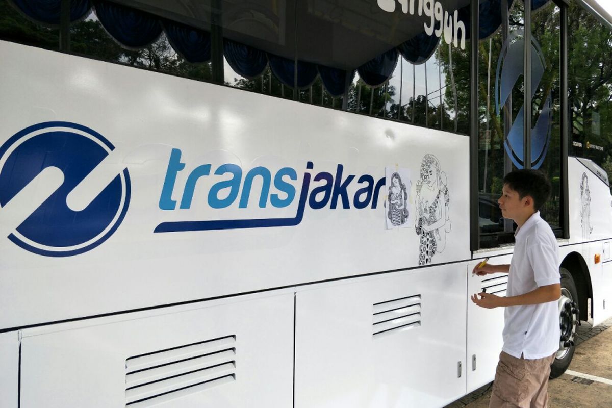 Shan Rafael, anak berkebutuhan khusus yang ikut melukis di badan bus transjakarta, Jumat (20/4/2018). 