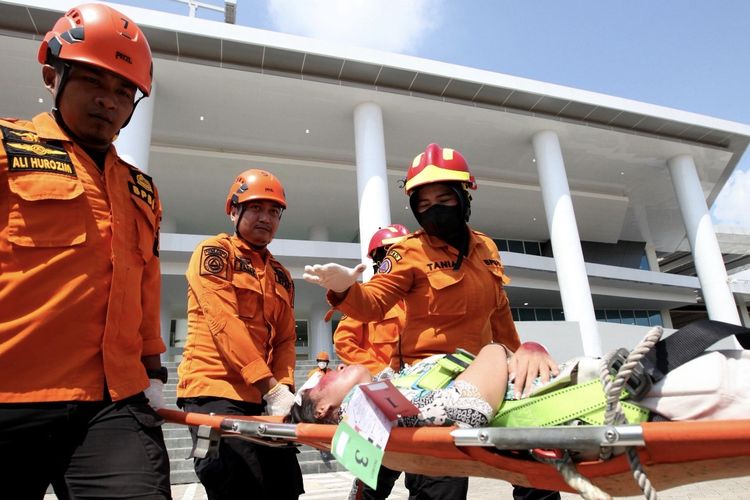 Petugas BPBD saat edukasi mitigasi bencana, Kamis (11/12/2025).