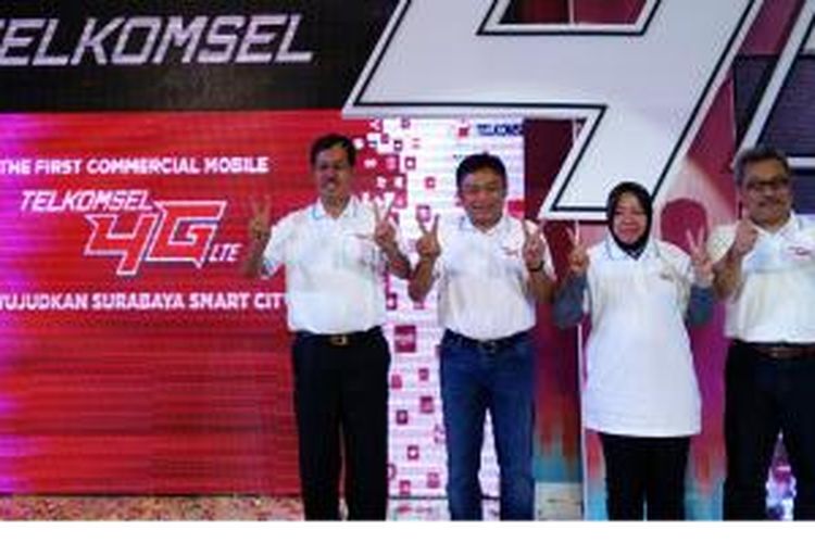 (kiri-kanan) Mas'ud Khamid, Director of Sales Telkomsel, Ririek Adriansyah, Dirut Telkomsel, Tri Rismaharini, Walikota Surabaya, dan Nonot Harsono, Komisioner BRTI dalam acara peluncuran 4G LTE Telkomsel di Surabaya, Minggu (22/3/2015).