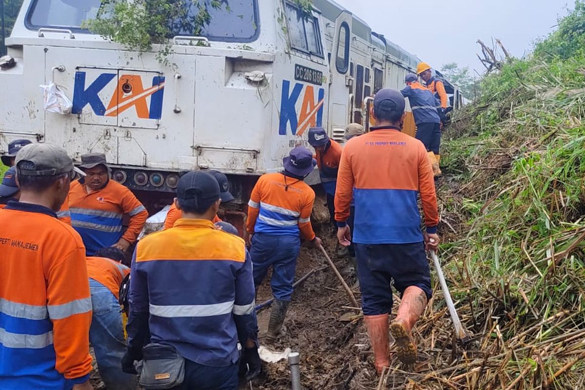 Proses pembersihan jalur dan evakuasi sarana kereta api terdampak longsor di petak jalan Maswati?Sasaksaat (MSI?SKT), Rabu (1/4/2026).