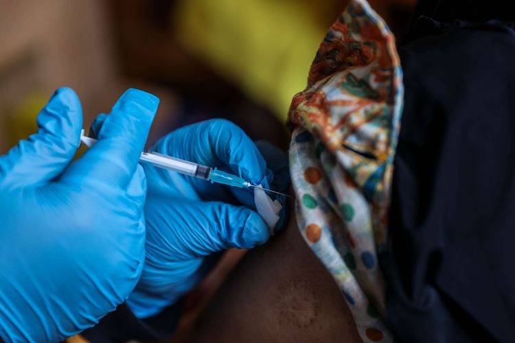 Warga lanjut usia (lansia) saat menerima suntikan vaksin Bio Farma di SDN Grogol Selatan 17 Pagi, Kebayoran Lama, Jakarta Selatan, Selasa (30/3/2021). Sebanyak 156 warga lansia telah terdaftar untuk menerima vaksin Covid-19 tahap pertama di SDN Grogol Selatan 17 Pagi. Sasaran vaksinasi tahap kedua mencapai lebih dari 38 juta orang, terdiri dari 17,4 juta petugas layanan publik dan 21,5 juta orang lansia.