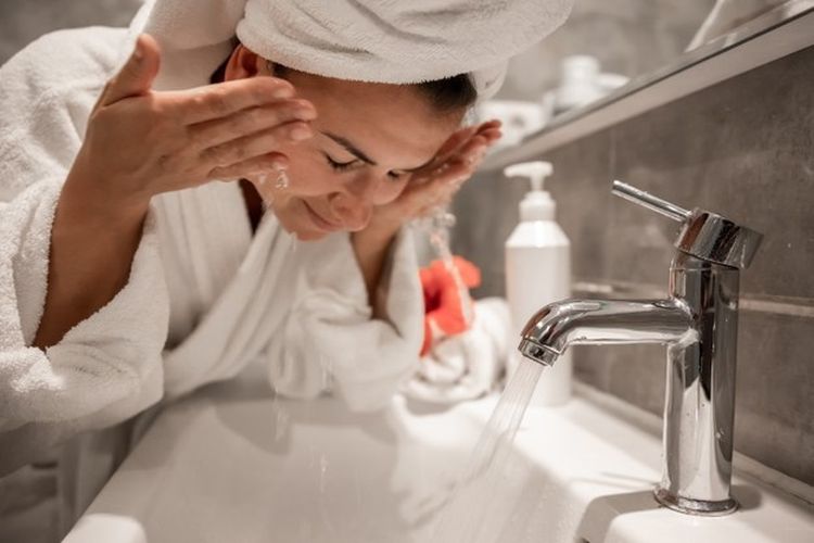 Rutin membersihkan wajah adalah salah satu cara menghilangkan bruntusan di jidat.

Mencuci wajah dengan produk yang lembut akan membantu menghilangkan lemak berlebih, keringat, dan kotoran lainnya di wajah.