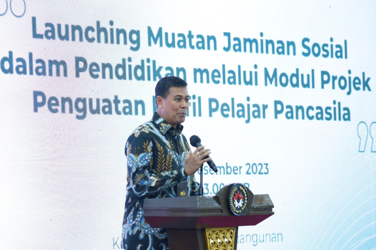 Direktur Utama Badan Penyelenggara Jaminan Sosial (BPJS) Ketenagakerjaan Anggoro Eko Cahyo dalam Launching Muatan Jaminan Sosial dalam Pendidikan melalui Modul Projek Penguatan Profil Pelajar Pancasila di Ruang Heritage, Kemenko Bidang PMK, Senin (11/12/2023). 

