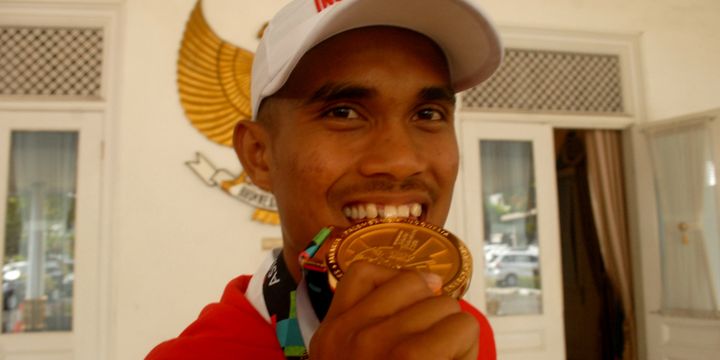 Ujang Hasbulloh memperlihatkan medali emas yang diraihnya dalam cabang olahraga dayung Asian Games Jakarta-Palembang 2018 saat di Pendopo Kabupaten Sukabumi di Sukabumi, Jawa Barat, Jumat (31/8/2018).