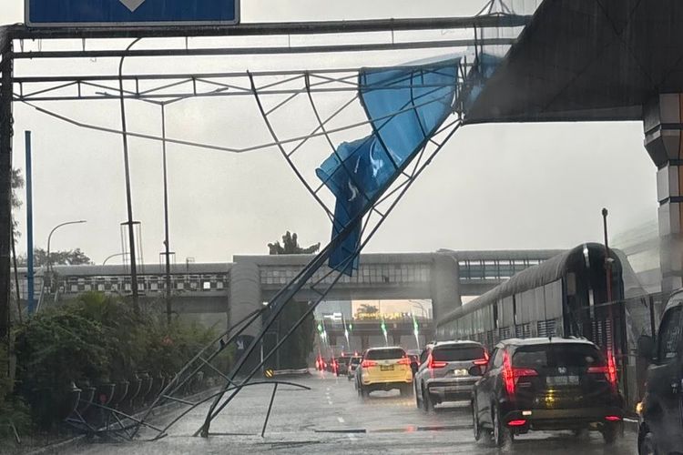 Cuaca Ekstrem Picu Pohon Tumbang di Jalan Tol, Jasa Marga Evakuasi