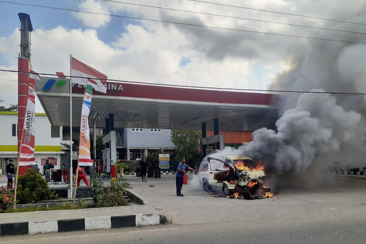 Mobil carry 1.5 berwarna putih milik  MN (48) yang ludes terbakar di areal SPBU Samudera Harapan, Kelurahan Komerda, Kecamatan Kota Waikabubak, Kabupaten Sumba Barat, Nusa Tenggara Timur (NTT),  Senin (9/8/2021) sore.