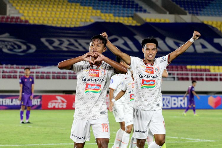 Selebrasi pemain muda Persija Jakarta Alfrianto Nico seusai menjebol gawang Persik Kediri pada pertandingan pekan 10 Liga 1 2021 yang berakhir dengan skor 2-2 di Stadion Monahan Solo, Sabtu (30/10/2021) malam.