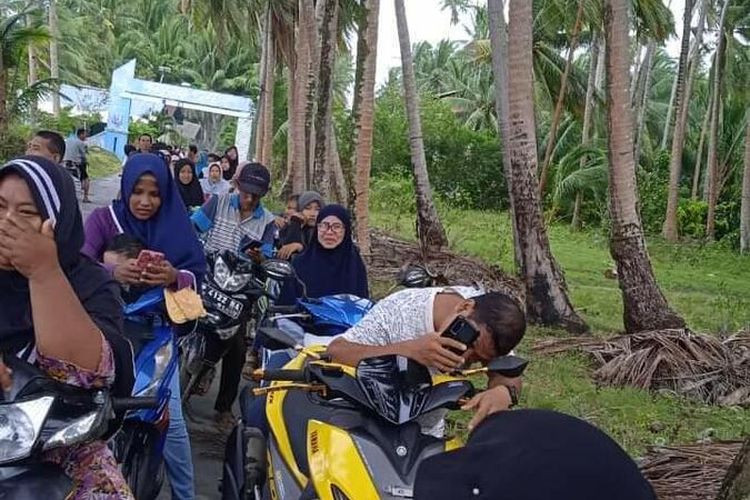 Antrean panjang warga untuk mendapatkan BBM jenis Pertalite di Pulau Midai, Natuna, Kepulauan Riau