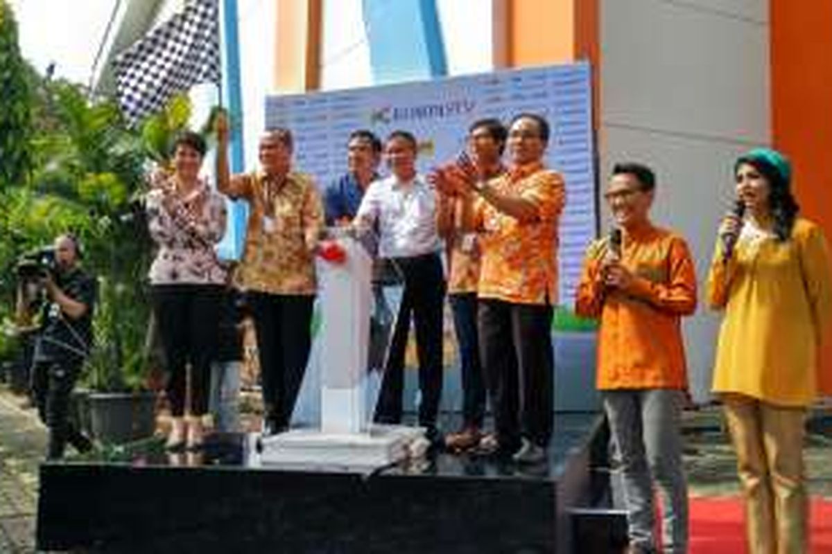 Menteri Perhubungan Ignasius Jonan (tengah) melepas Tim Pulang Pergi Mudik Gesit Grup Kompas Gramedia dari Lobby Gedung Orange Kompas TV, Palmerah Selatan, Jakarta, Kamis (30/6/2016).