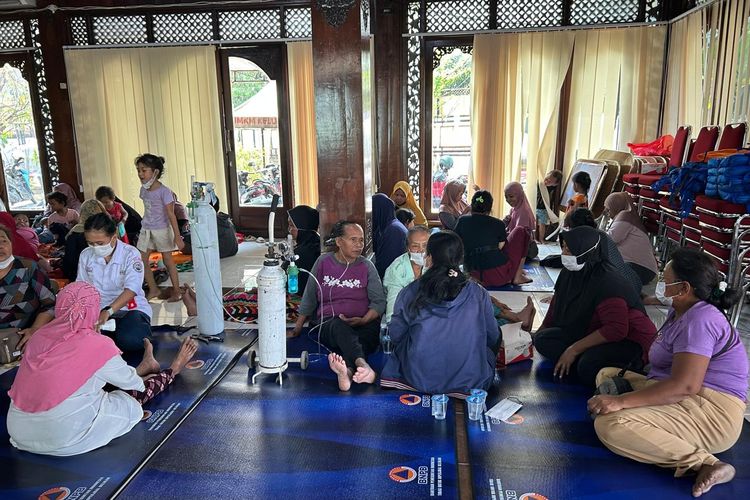 Asap Kebakaran TPA Putri Cempo Masuk Permukiman, 73 Lansia dan Balita Dievakuasi