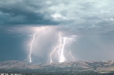Prakiraan Cuaca BMKG: Jaksel dan Jaktim Berpotensi Hujan Disertai Petir-Angin Kencang Siang hingga Sore