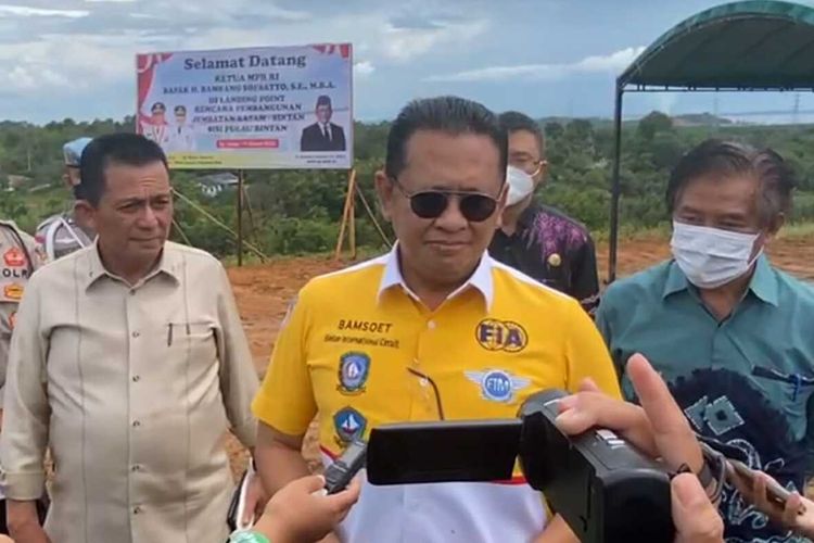 Ketua MPR Bambang Soesatyo bersama Gubernur Kepulauan Riau (Kepri) Ansar Ahmad meninjau titik pendaratan (landing point) Jembatan Batam-Bintan (Babin) Kamis (17/3/2021) siang.