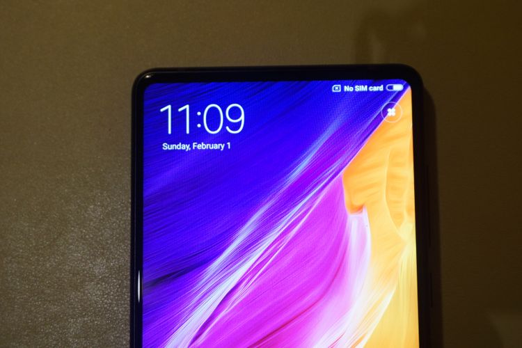 Bezel bagian atas Mi Mix 2 sangat tipis
