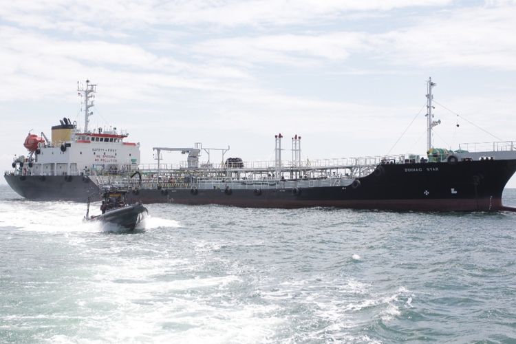 TNI Angkatan Laut (AL) menangkap kapal tanker berbendera Panama, MT Zodiac Star di Perairan Pulau Tolop, Batam, Kepulauan Riau.