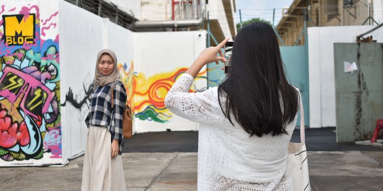 Pengunjung berfoto di area M Bloc Space Jakarta Selatan (2/1/2020).