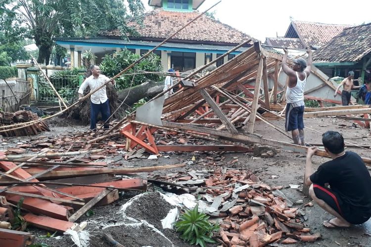 Sebanyak 30 ruamh warga di Dusun  Tangkoko, RT 001 RW 002, Desa Kedungjeruk,  Kecamatan Cibuaya, Kabupaten Karawang, Kamis (28/3/2019).