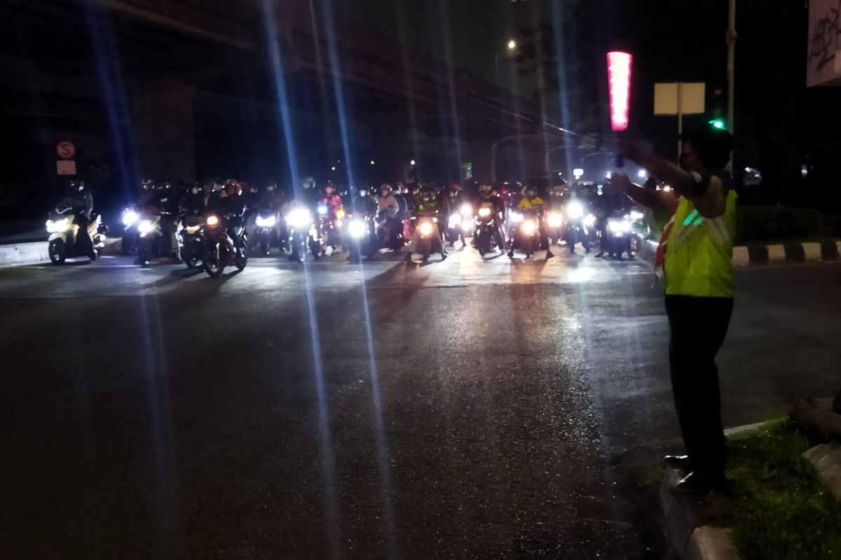 Volume kendaraan di Jalan Raya Kalimalang, Duren Sawit, Jakarta Timur, terus mengalami kenaikan menjelang Hari Raya Idul Fitri 1443 Hijriah. Kapospam Pelayanan Mudik Polsek Duren Sawit, Ipda Junaedi Efendi mengatakan, volume kendaraan naik berkisar 25 hingga 30 persen pada Selasa (27/4/2022), dari yang sebelumnya 10 persen.