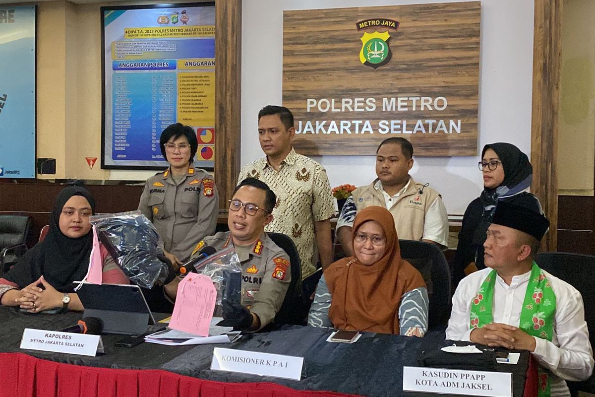 Kapolres Metro Jakarta Selatan Kombes (Pol) Ade Ary Syam saat melakukan konferensi pers soal penetapan tersangka Shane Lukas di Aula Mapolres Metro Jakarta Selatan, Jumat (24/2/2023) 