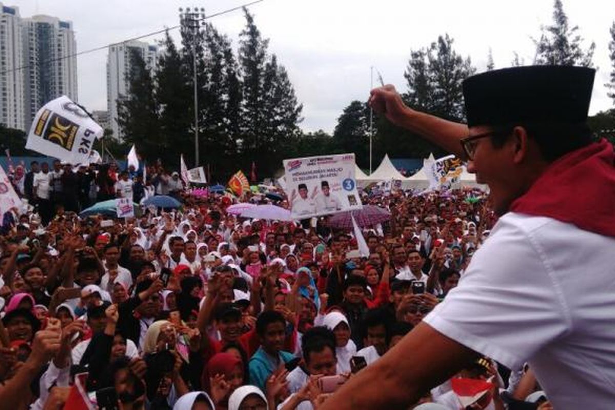 Calon wakil gubernur DKI Sandiaga Uno tiba di lokasi kampanye di Stadion Soemantri Brodjonegoro, di Kuningan, Jakarta Selatan, Minggu (29/1/2017).