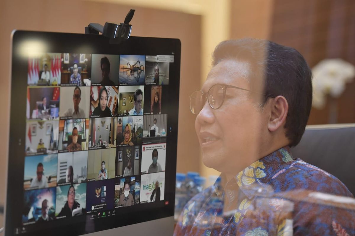 Menteri Desa, PDT, dan Transmigrasi Abdul Halim Iskandar mengikuti Rapat Koordinasi Tindak Lanjut Program Indonesia Spice Up The World yang dipimpin Menko Marves Luhut Binsar Pandjaitan secara virtual, Jakarta, Rabu (30/6/2021). Gus Menteri memaparkan potensi Industri gastronomi, seperti pala, cengkeh, kunyit, kencur, sereh wangi yang telah dikembangkan oleh BUMDes, untuk mendukung Program Indonesia Spice Up The World.