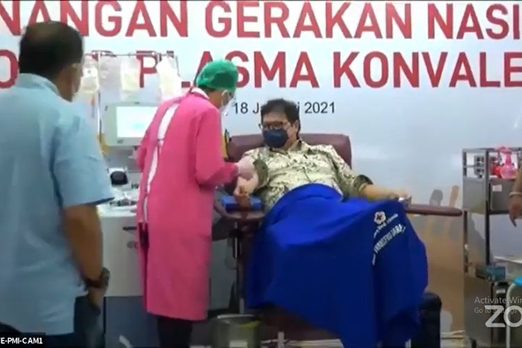 Tangkapan layar Menko Perekonomian Airlangga Hartarto saat melakukan donor plasma konvalesen di Markas PMI, Jakarta, Senin (18/1/2021).