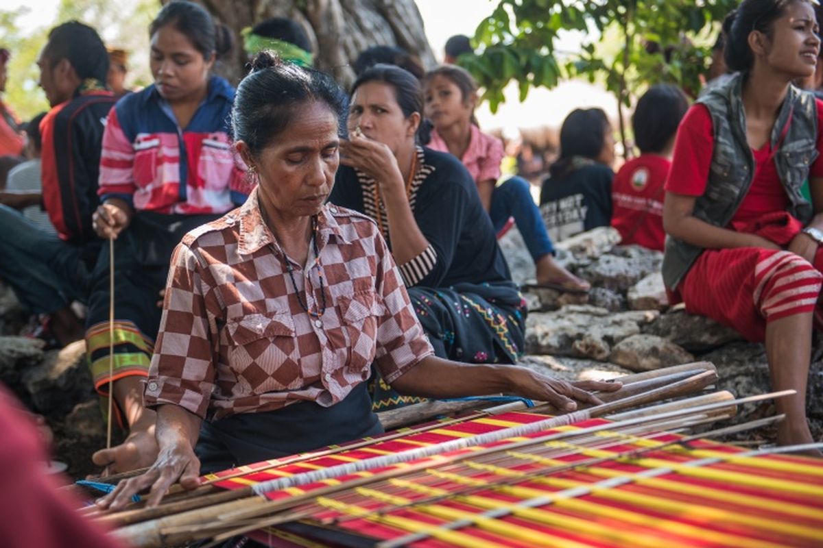 Pengrajin tenun tradisional Sumba 