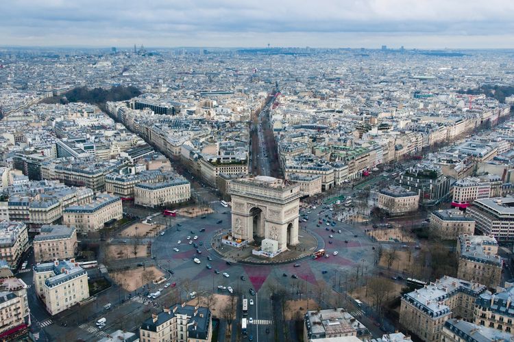 Ilustrasi Perancis - Pemandangan Arc de Triomphe di Paris dari sudut pandang burung (Photo by Rodrigo Kugnharski on Unsplash).