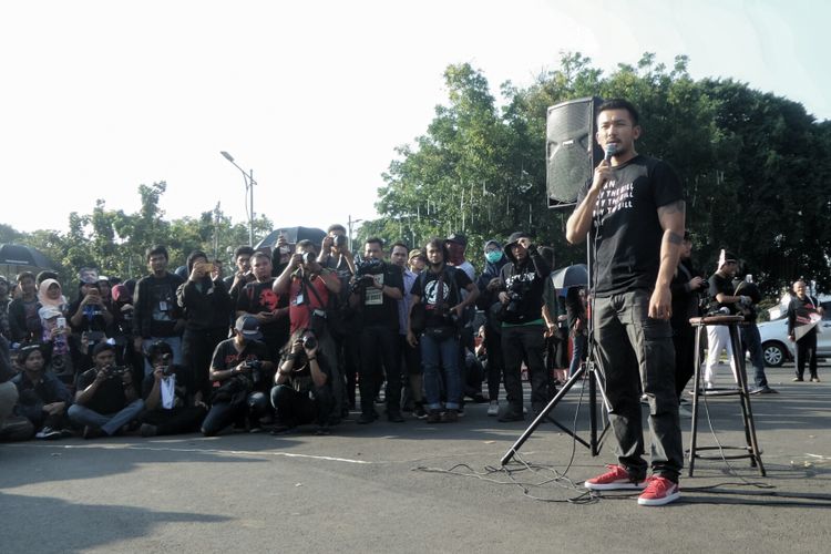 Aktor film Filosofi Kopi Rio Dewanto saat berorasi di Aksi Kamisan ke 505, seberang Istana Kepresidenan, Jakarta Pusat, Kamis (7/9/2017).