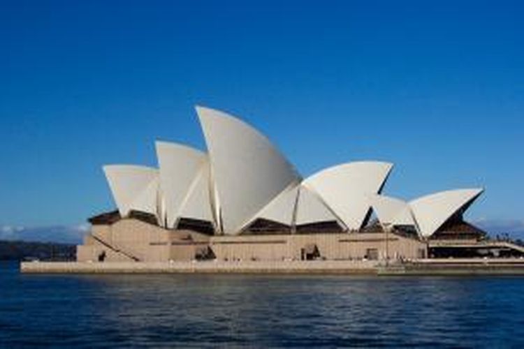 Salah satu teluk yang secara visual paling menakjubkan di dunia, adalah Sydney. Dermaganya yang kesohor menjadi sebuah tempat untuk berjalan-jalan, naik perahu atau hanya duduk menikmati panorama ciamik.