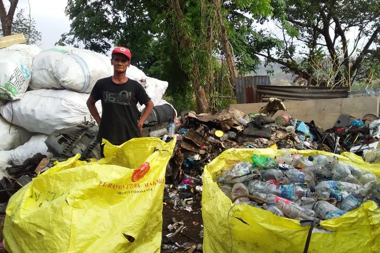 Sarimin penjual warung makan yang punya konsep unik bayar pakai plastik di kawasan Tempat Pembuangan Akhir (TPA) Jatibarang, Kota Semarang, Minggu (3/11/2019)