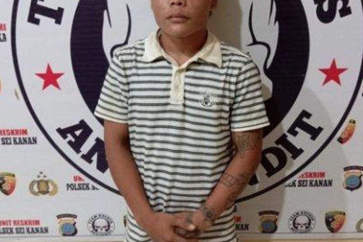 ASD (22), pemuda di Kabupaten Labusel, Sumut, membacok kedua orangtuanya hingga terluka. karena kesal dibandingkan dengan anak tetangga
