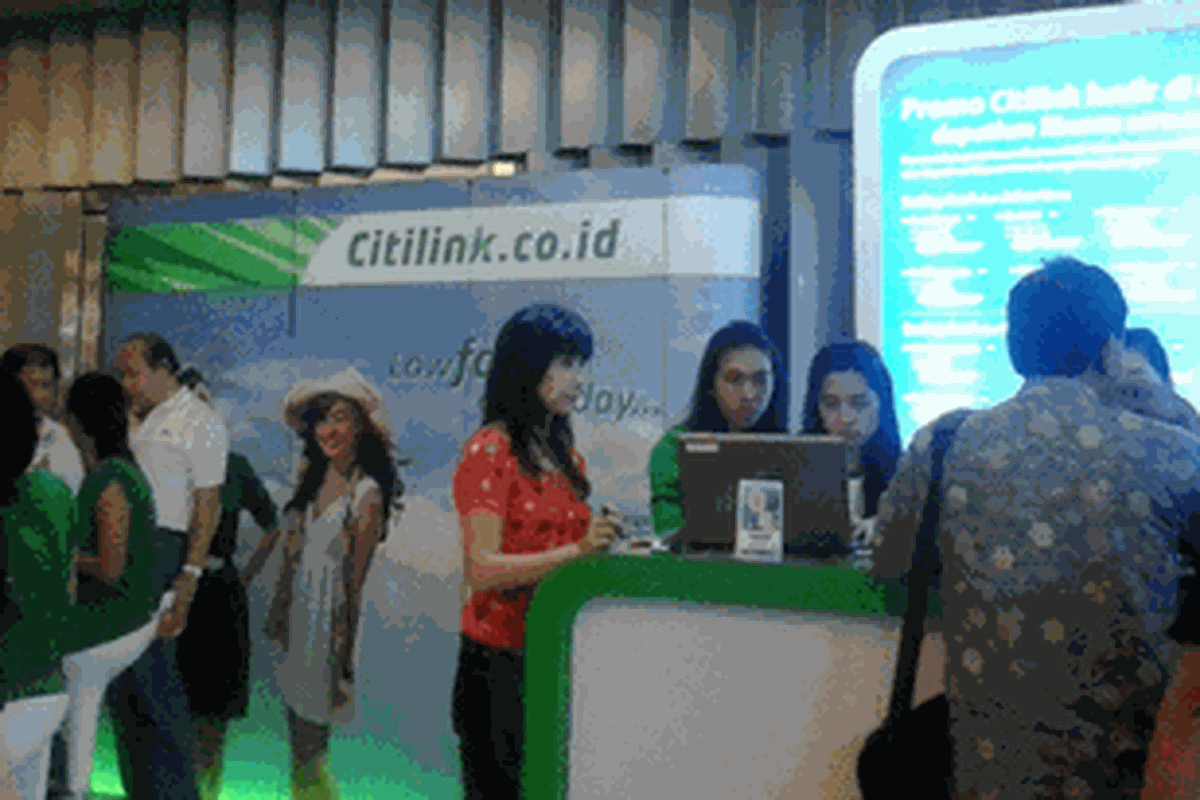 Pengunjung ITHF 2012 mengantre di booth Citilink untuk mendapatkan tiket penerbangan berbiaya murah, Jumat (12/10/2012).