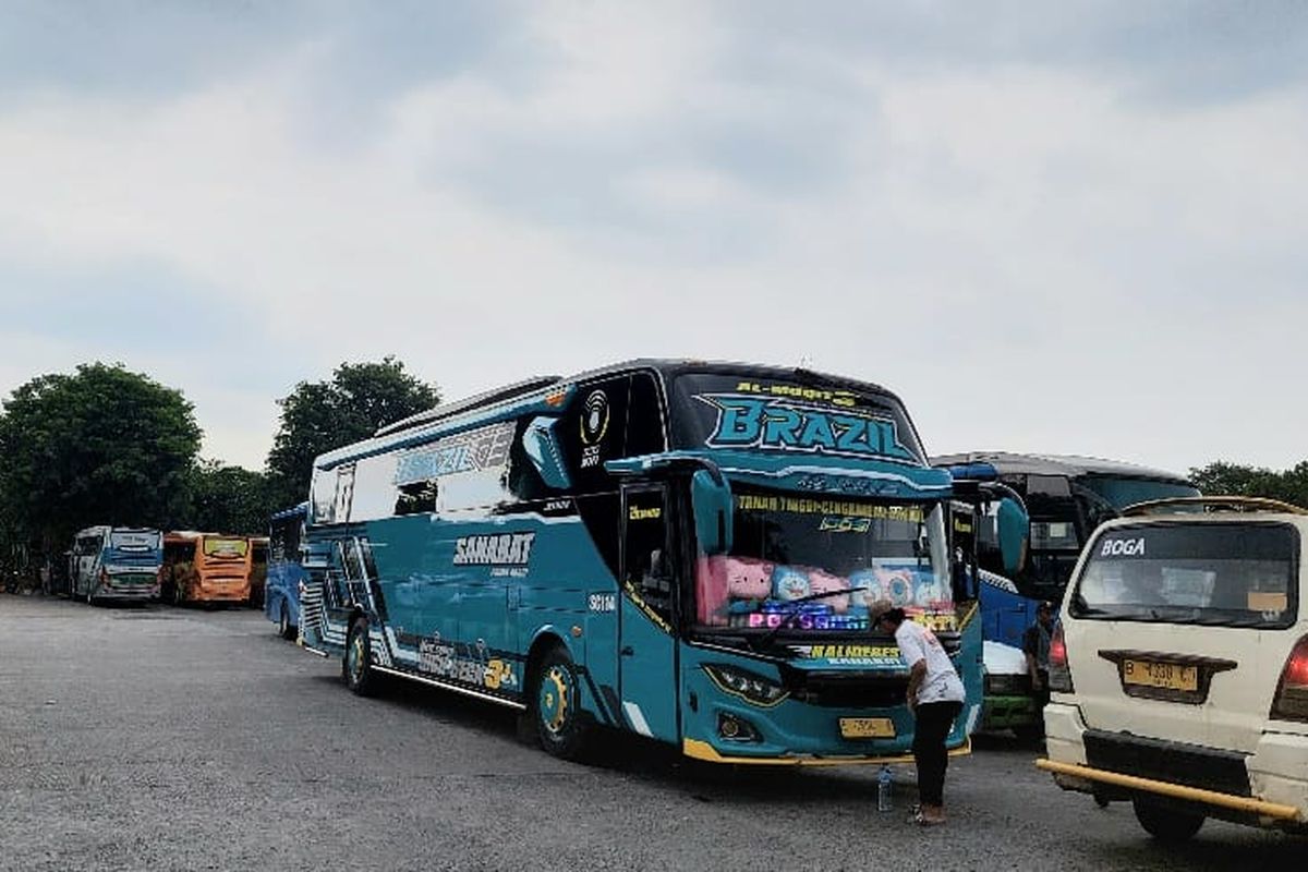 Trafik penumpang bus antar kota antar provinsi (AKAP) di Terminal Kalideres, Jakarta Barat, masih belum menunjukan adanya peningkatan, pada Senin (4/4/2022).